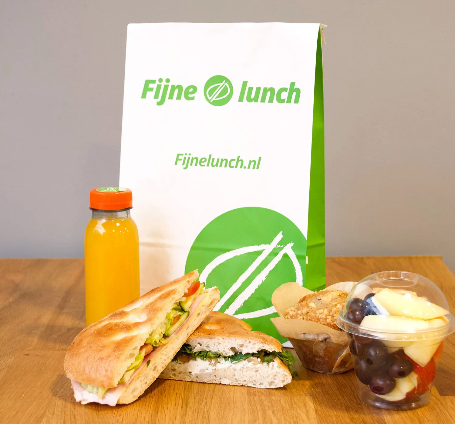 Lunchzak fijne sandwiches & verse sap + muffin & fruitsalade